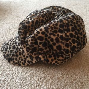 Leopard print cap-style hat